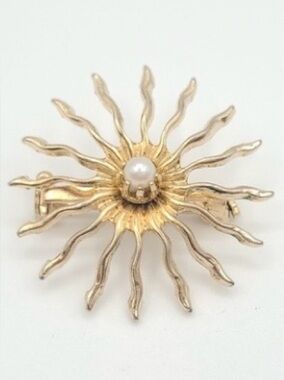 Coro Sunburst Brooch Gold Tone Pearl Center Vintage Pin